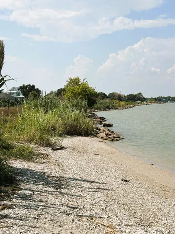 $700 | 302 Shore Acres Boulevard, Shoreacres, TX 77571