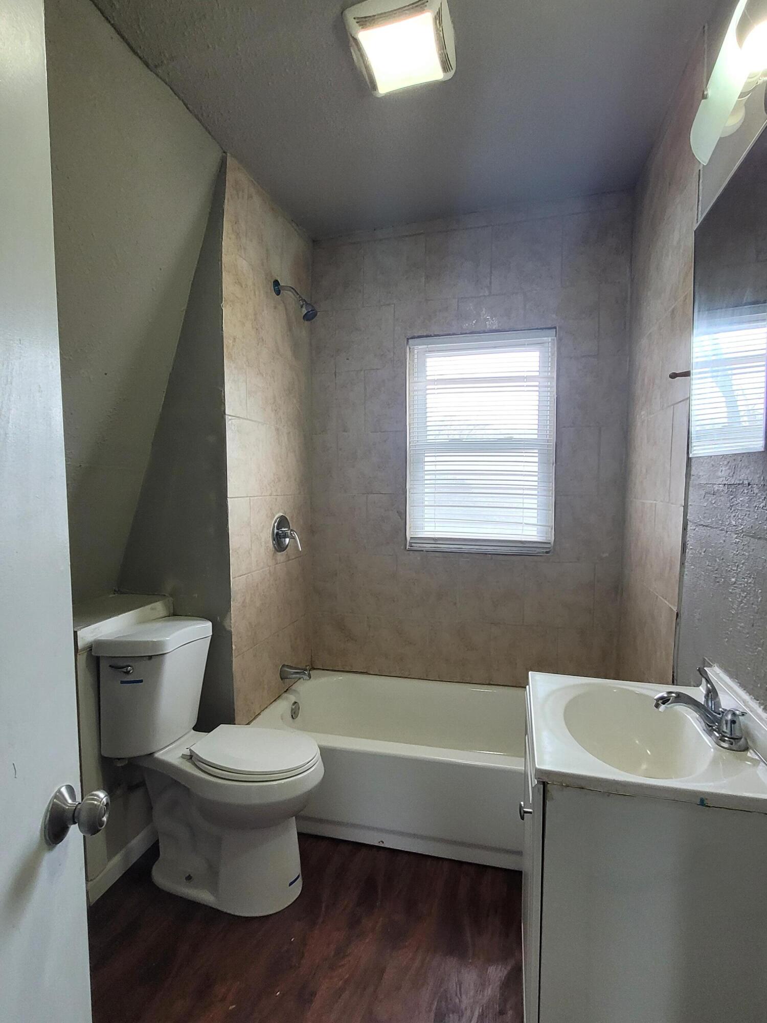 824 Tyler Street Gary, IN 46402 - Photo 8 of 14 a bathroom with a toilet sink and bathtub