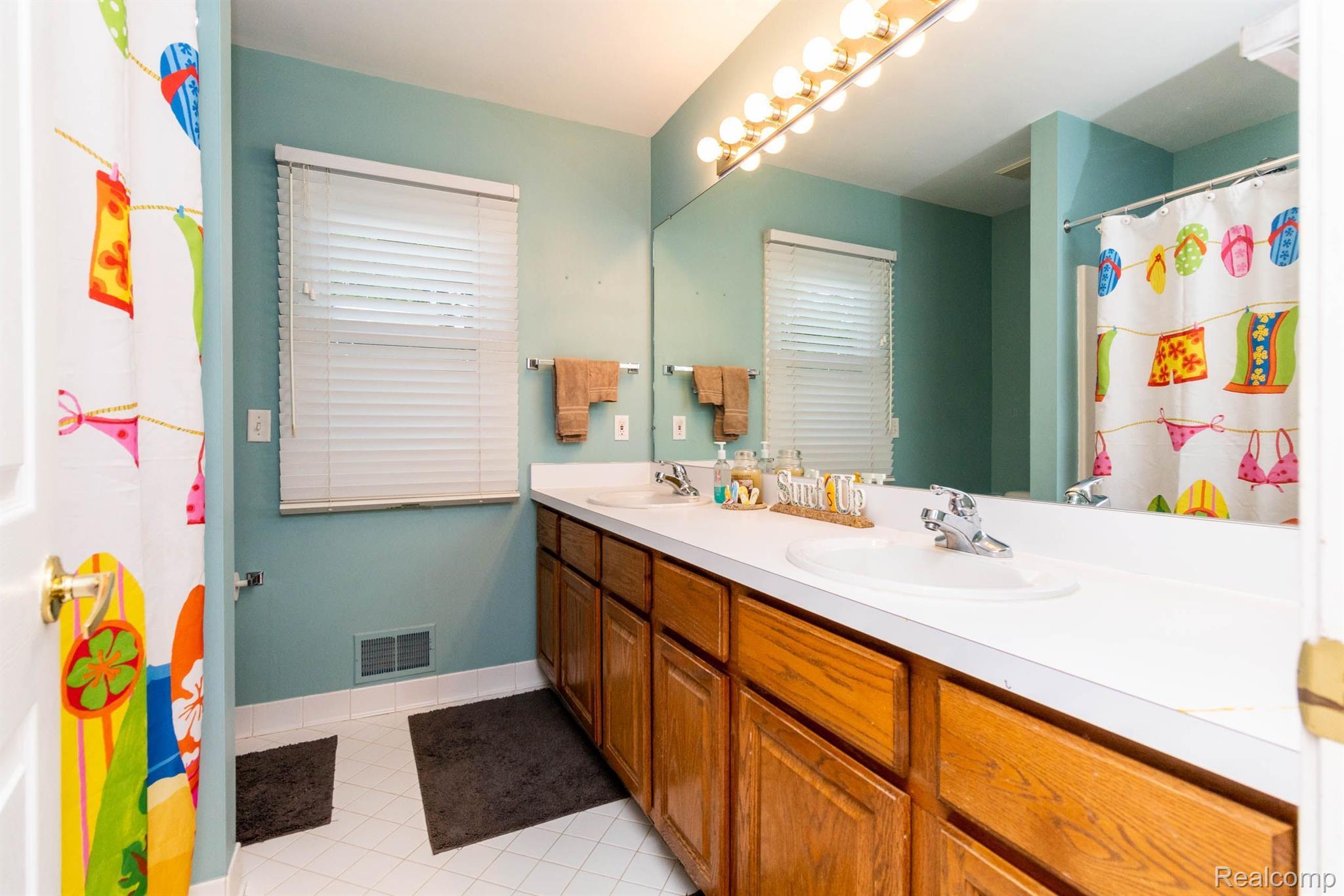 4020 Calumet Drive Rochester, MI 48306 - Photo 22 of 36 main bathroom upstairs