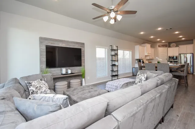 a view of a backyard