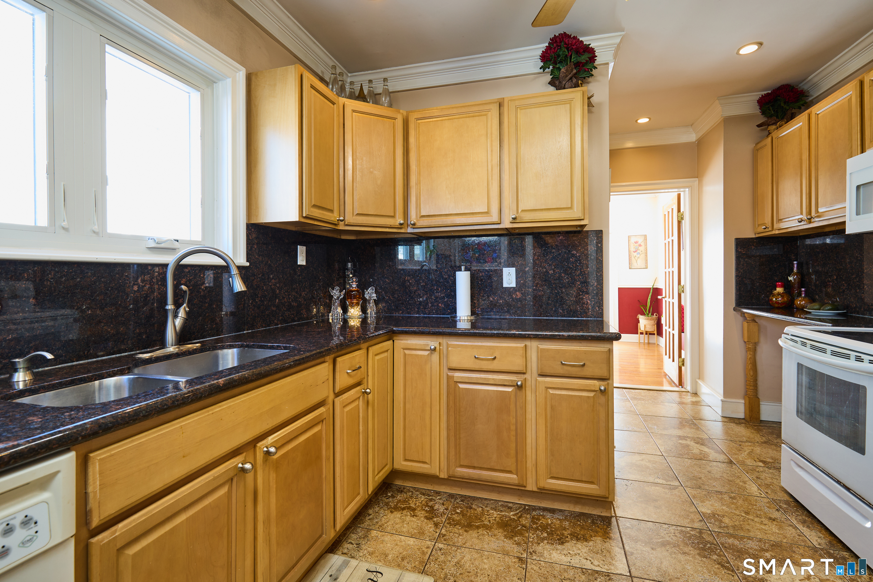 35 Querida Street Bridgeport, CT 06604 - Photo 18 of 40