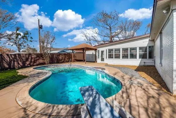a view of a house with backyard