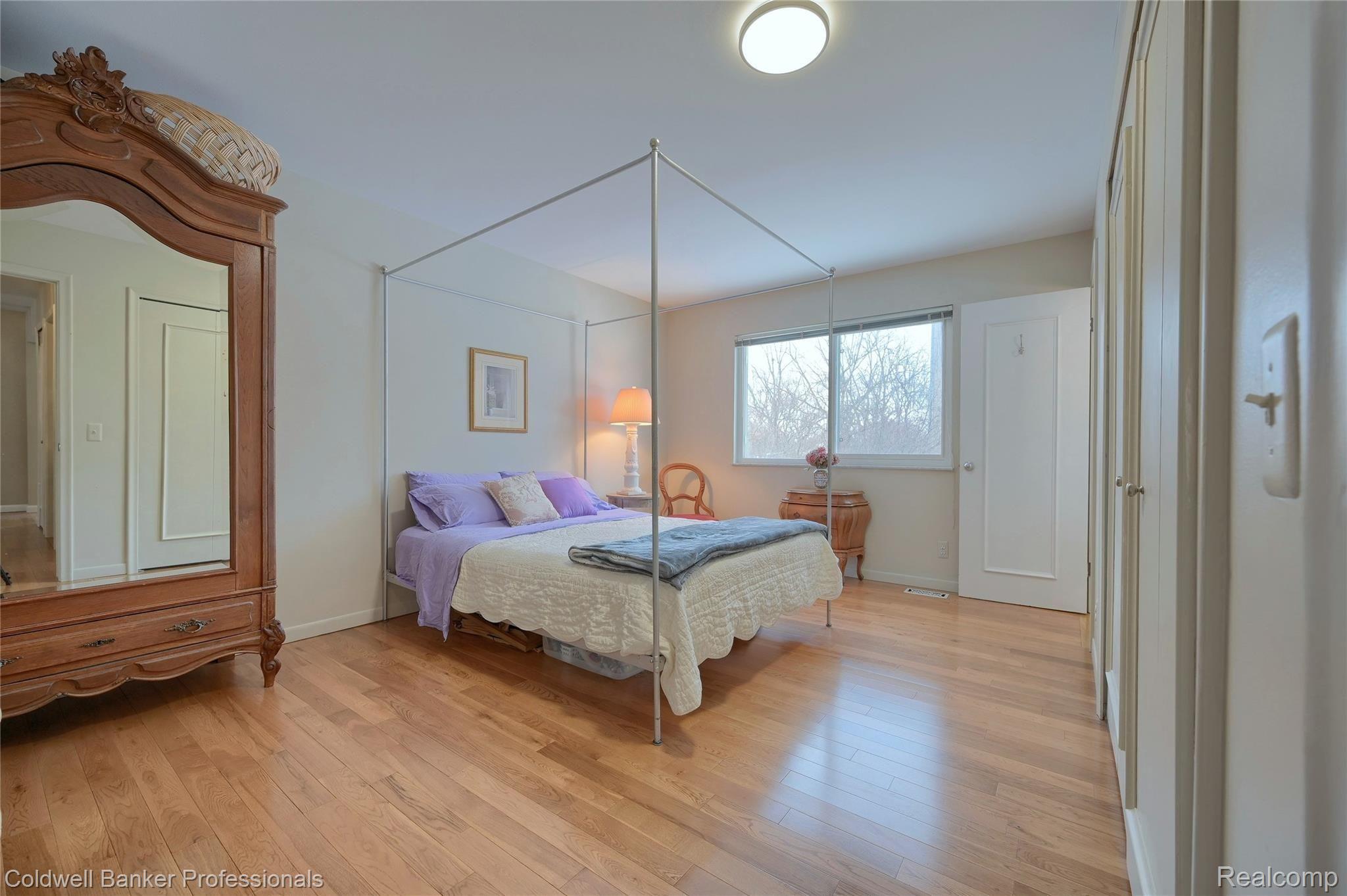 5050 Commerce Road West Bloomfield, MI 48324 - Photo 17 of 43 Master bedroom-beautiful floors