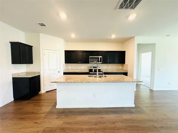 $2,300 | 1013 Pitch Pine, Brookshire, TX 77423