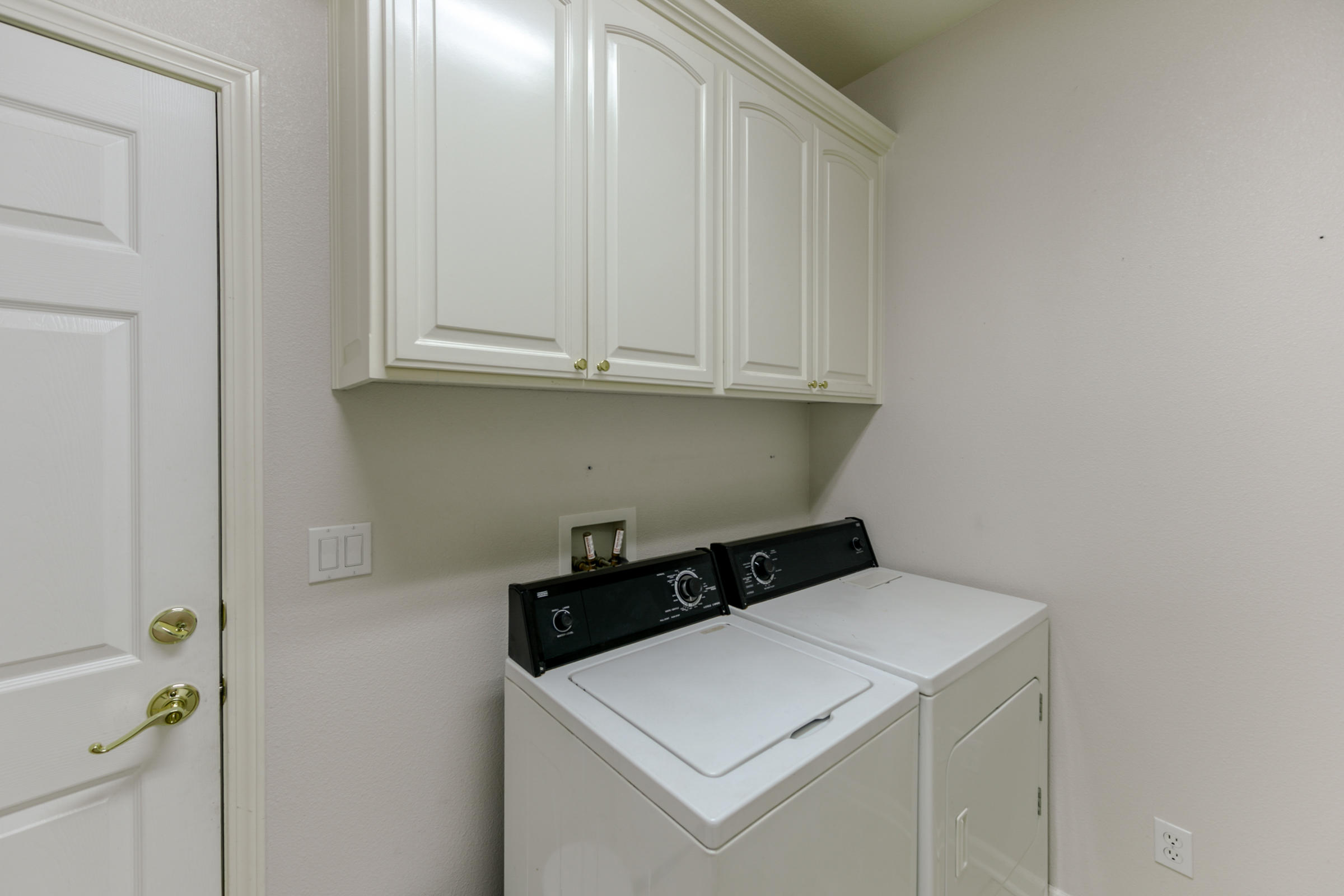 2965 Shadow Brook Lane Redding, CA 96001 - Photo 17 of 38 a utility room with dryer and washer