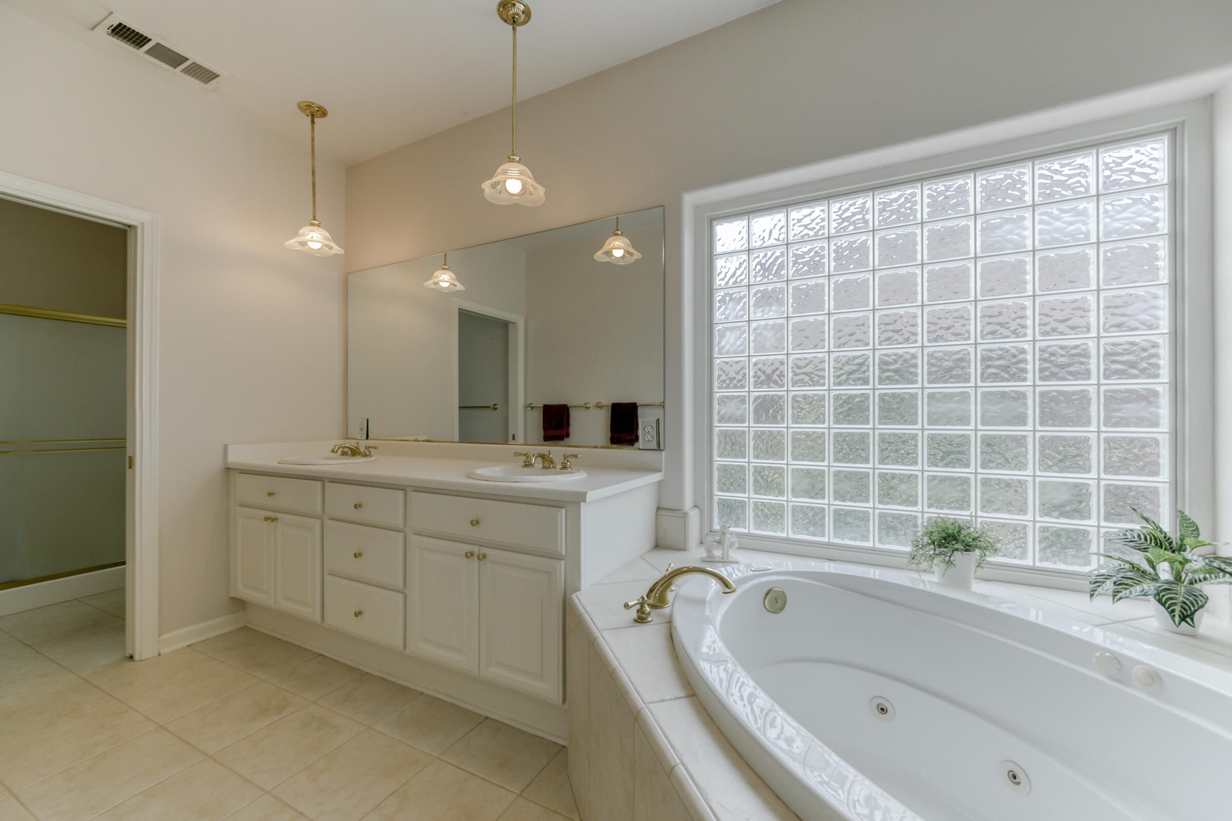 2965 Shadow Brook Lane Redding, CA 96001 - Photo 23 of 38 a bathroom with a bathtub sink and mirror