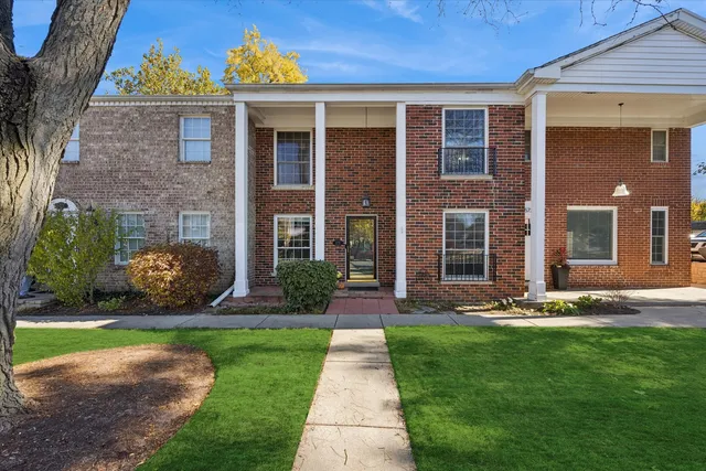 $499,999 | 5731 Sutton Place, Hinsdale, IL 60521