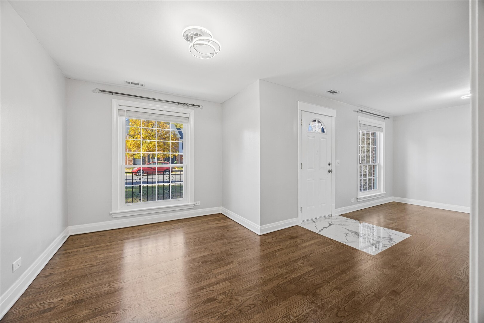 5731 Sutton Place Hinsdale, IL 60521 - Photo 2 of 18