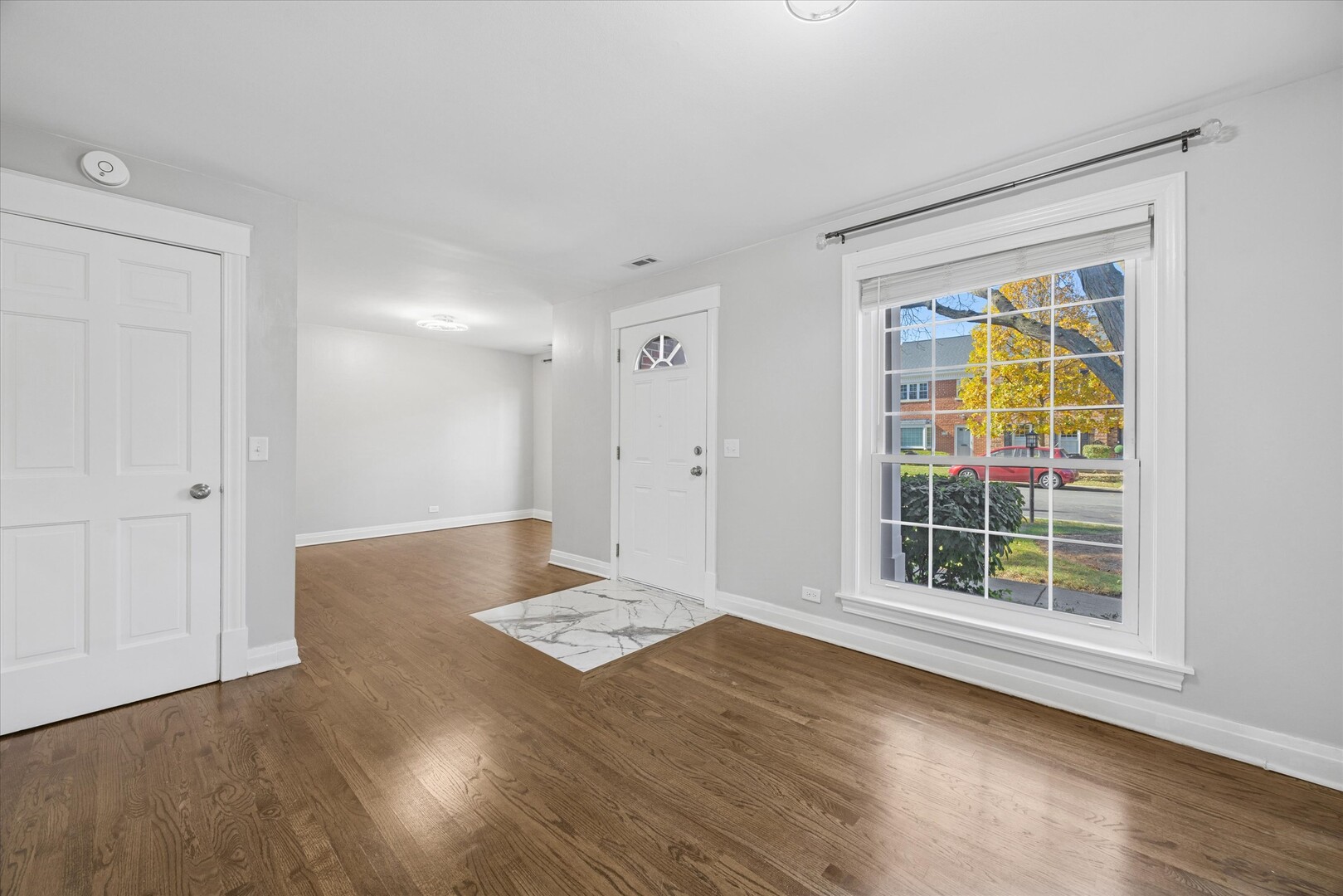 5731 Sutton Place Hinsdale, IL 60521 - Photo 3 of 18