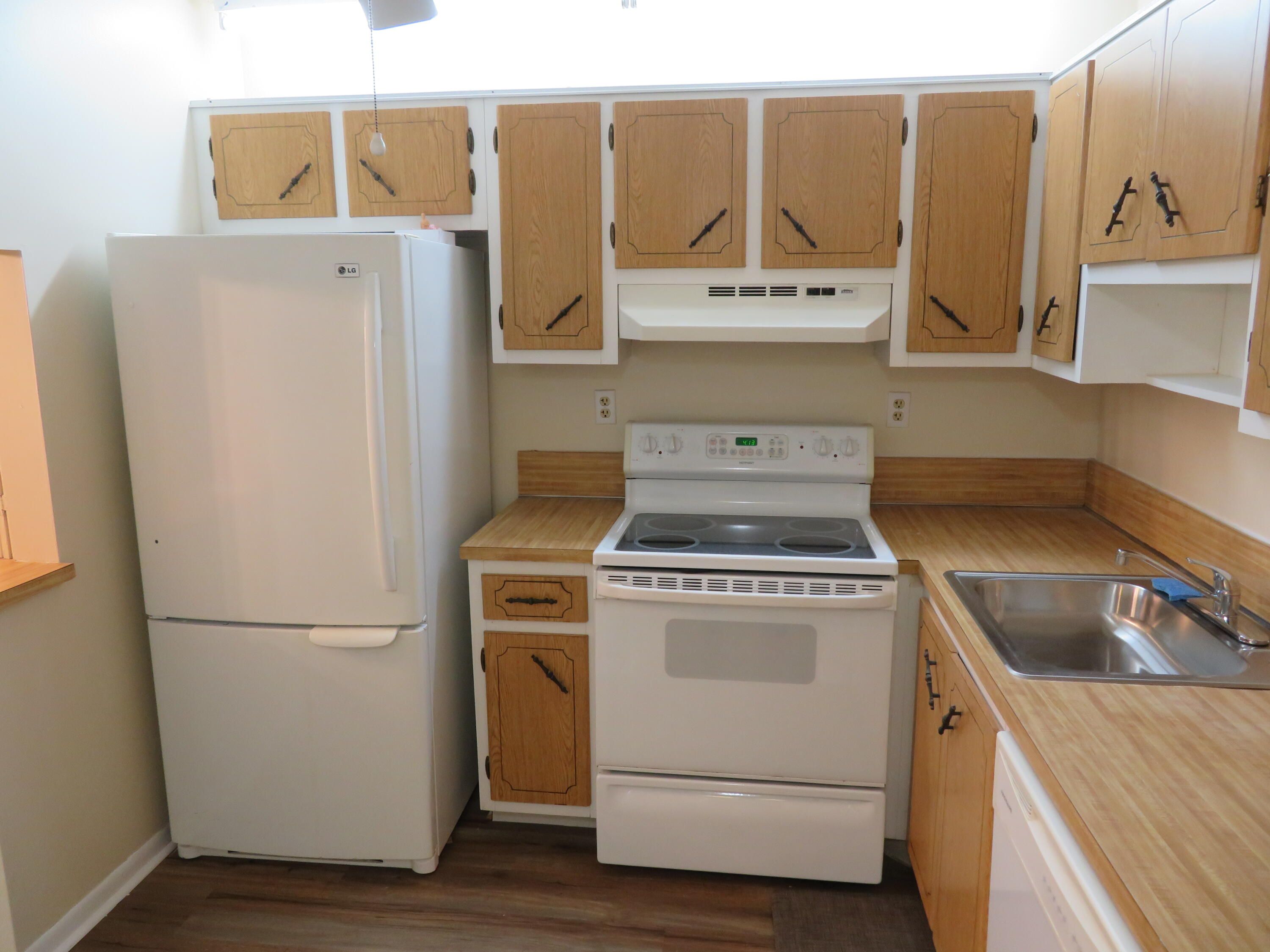 9233 Southwest 8th Street, Unit 117 Boca Raton, FL 33428 - Photo 25 of 37 42_9233-117_Kitchen