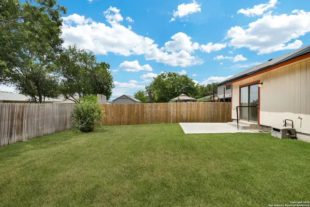 a view of a backyard