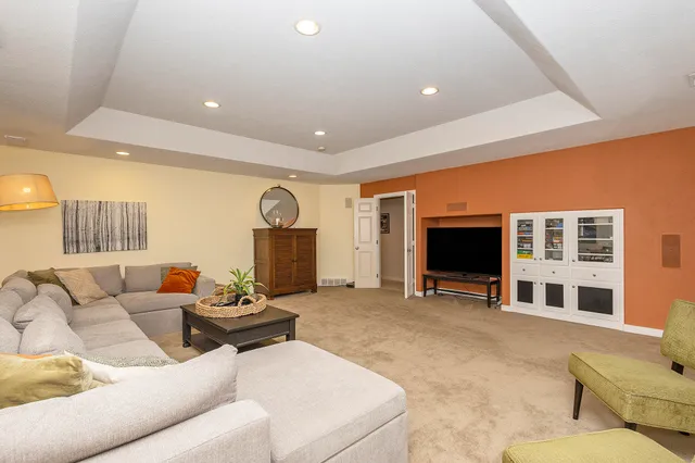 $799,900 | 2978 Creek Edge Court, Holland, MI 49424