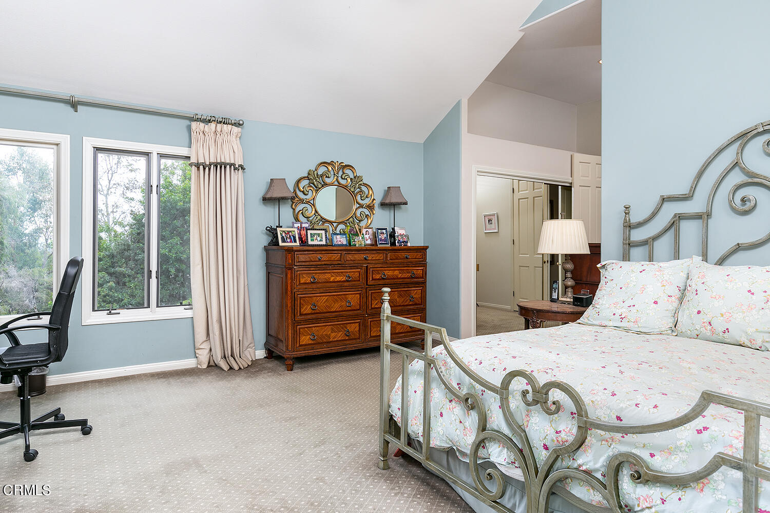 1429 Rutherford Drive Pasadena, CA 91103 - Photo 18 of 34 a bedroom with a bed and a table in it