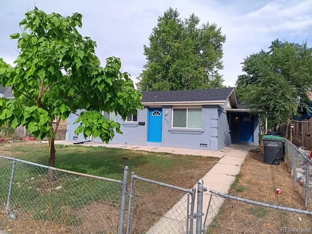 a view of a house with backyard