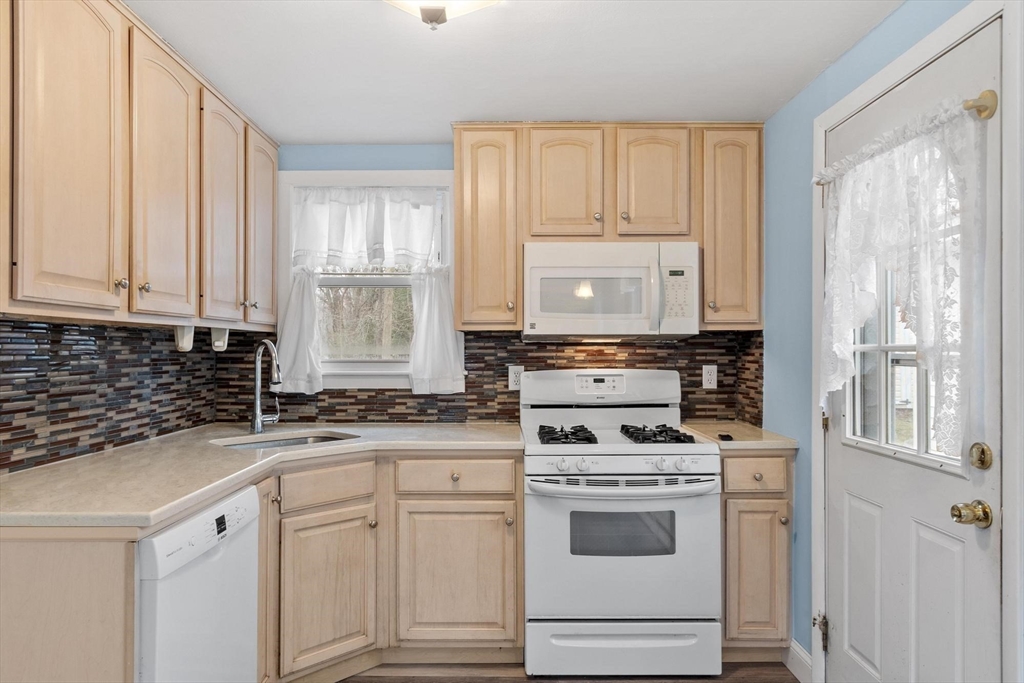 37 Lindsay Road Billerica, MA 01821 - Photo 25 of 41