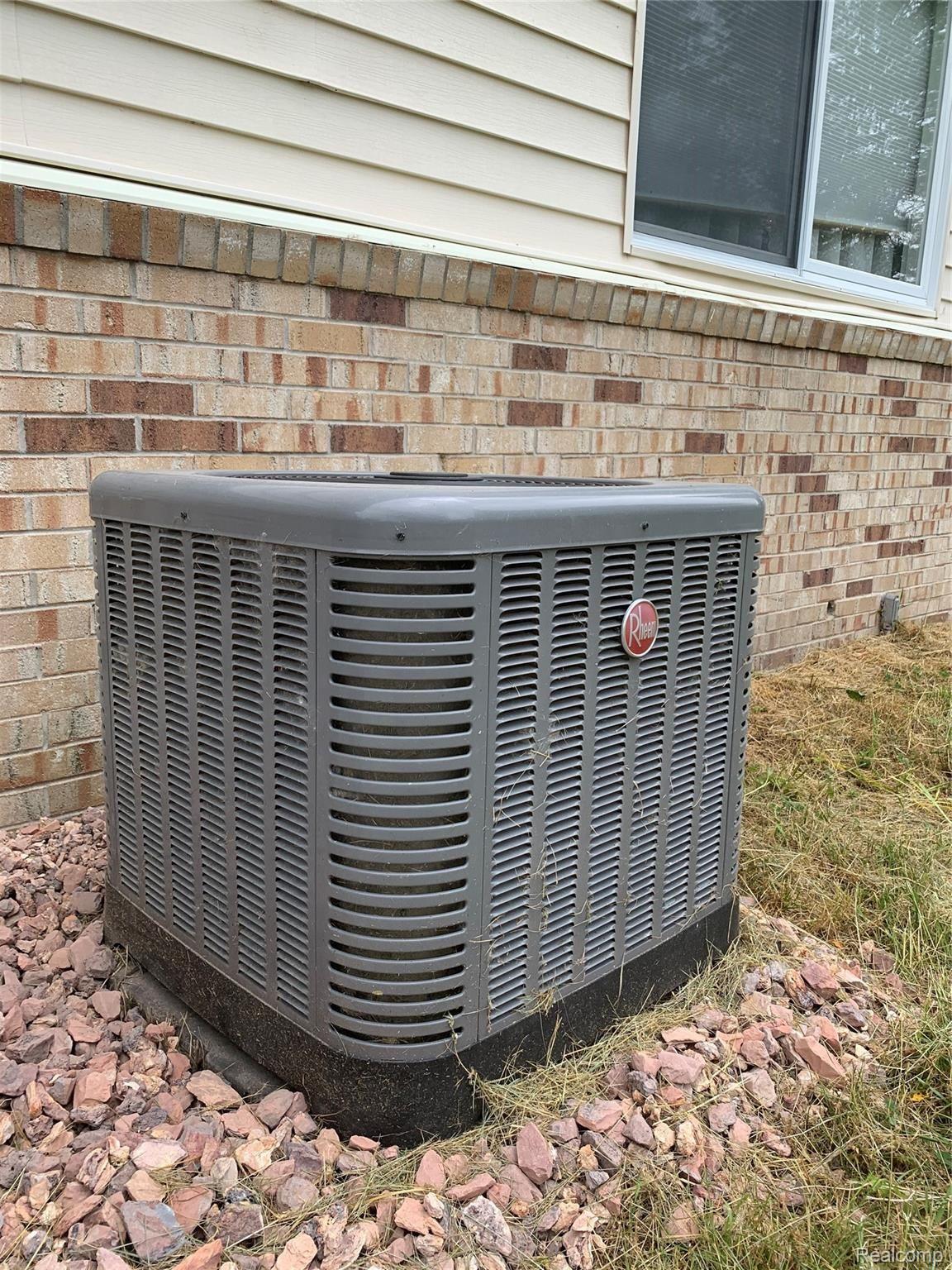 23750 Inkster Road New Boston, MI 48164 - Photo 11 of 15 5B43B8B5-BC47-40CE-8AD4-C9DAFE23F967.jpeg
