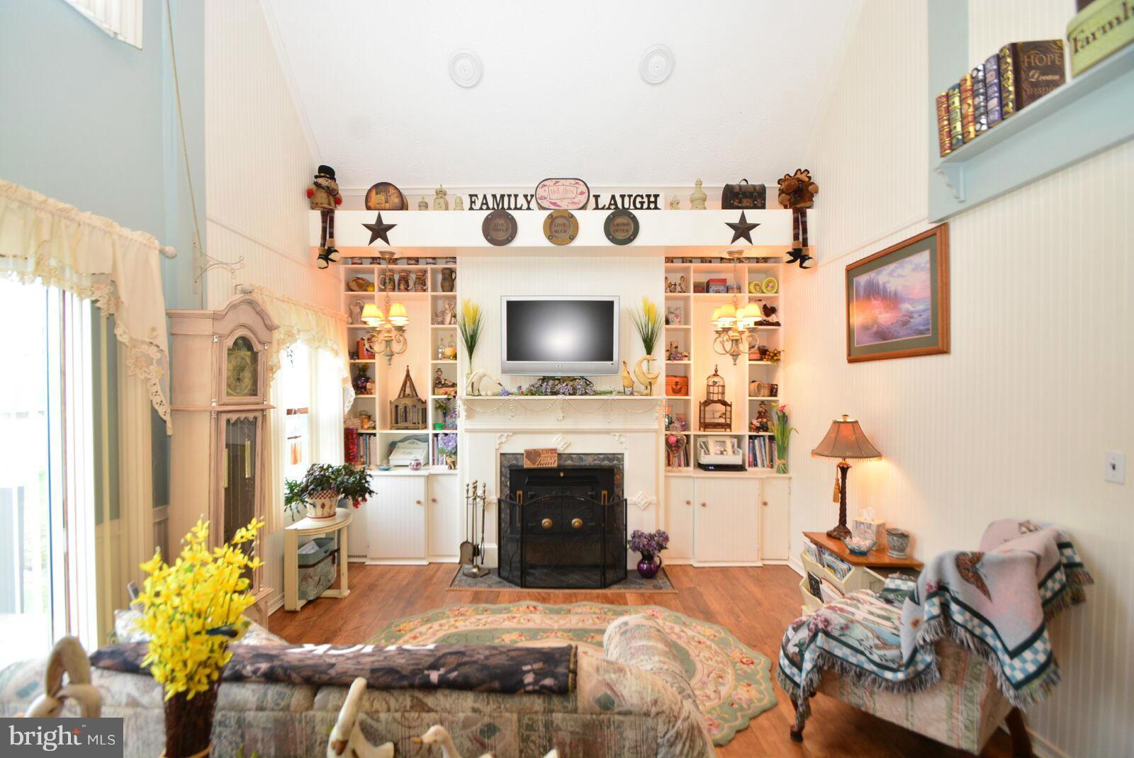 9128 Philadelphia Road Baltimore, MD 21237 - Photo 3 of 30 Living Room
