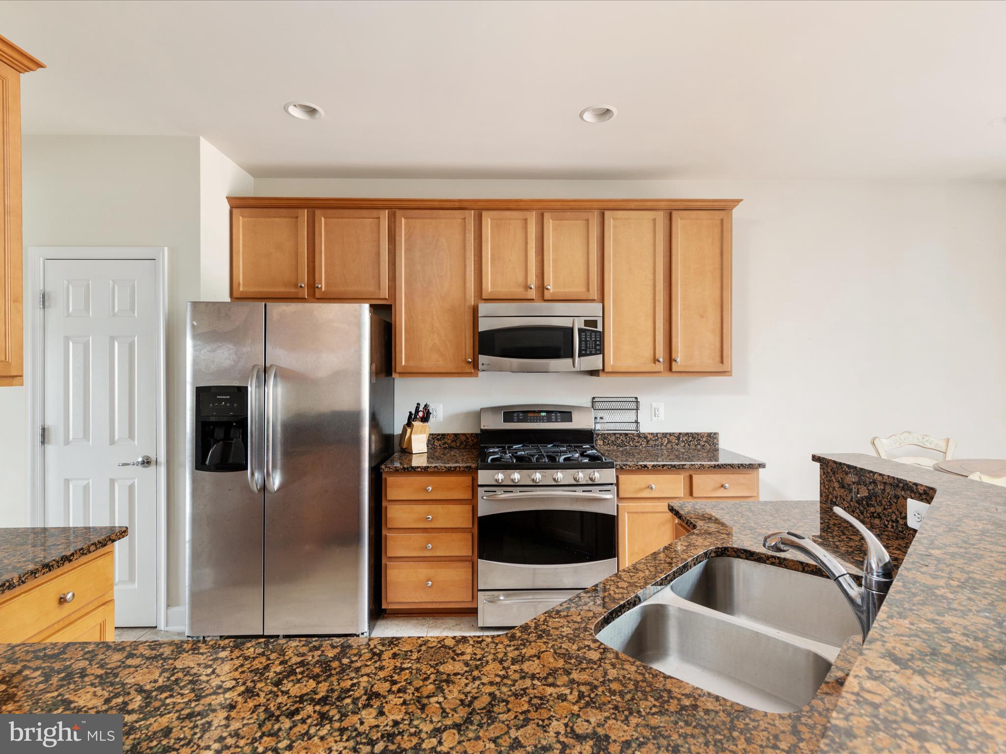 42858 Bittner Square Ashburn, VA 20148 - Photo 12 of 37 granite countertops and gas range
