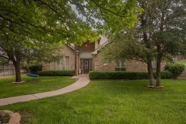 a view of a yard in front of house