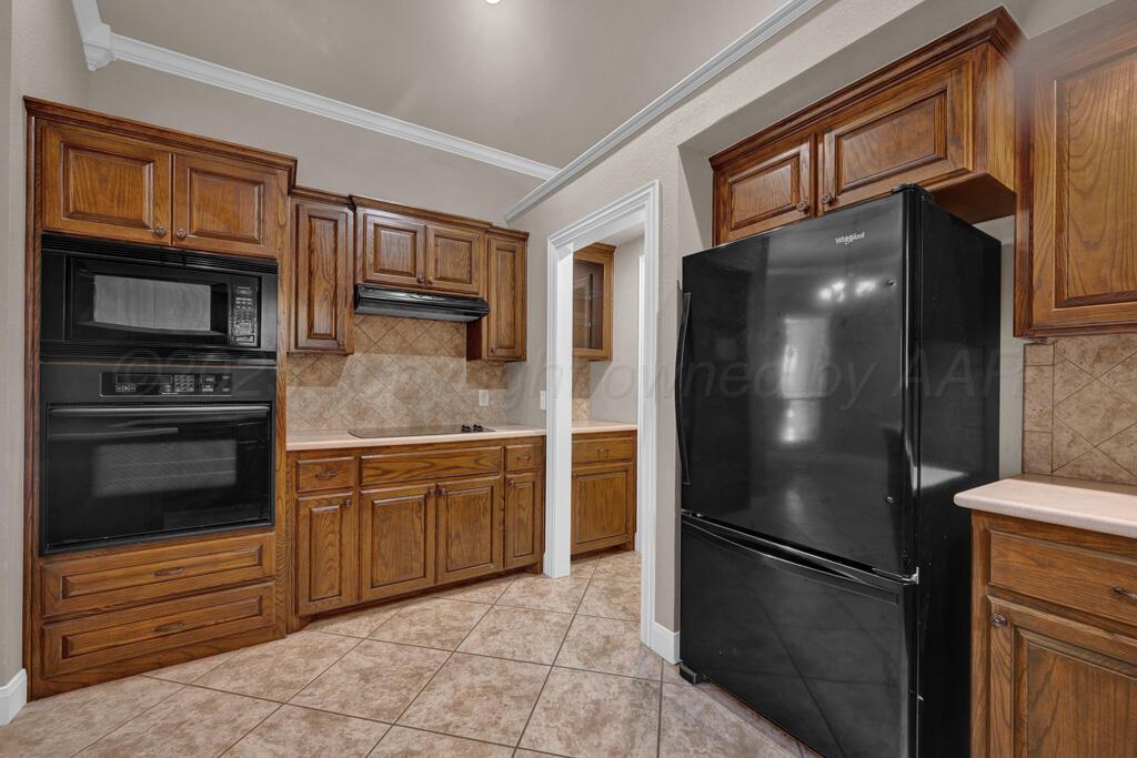 6607 Sumac Place Amarillo, TX 79124 - Photo 8 of 33 a kitchen with granite countertop stainless steel appliances and refrigerator