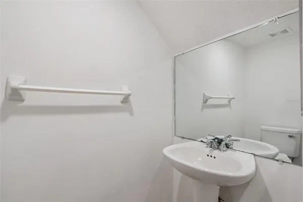 $2,800 | 2704 East Central Boulevard, Orlando, FL 32803