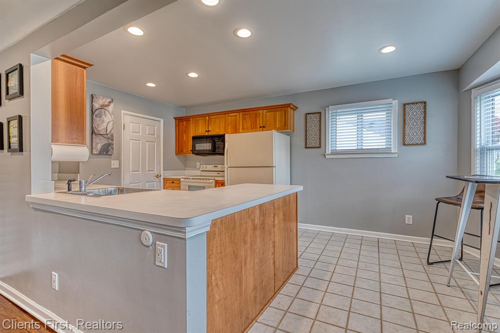 1384 Cambridge Road Berkley, MI 48072 - Photo 10 of 48