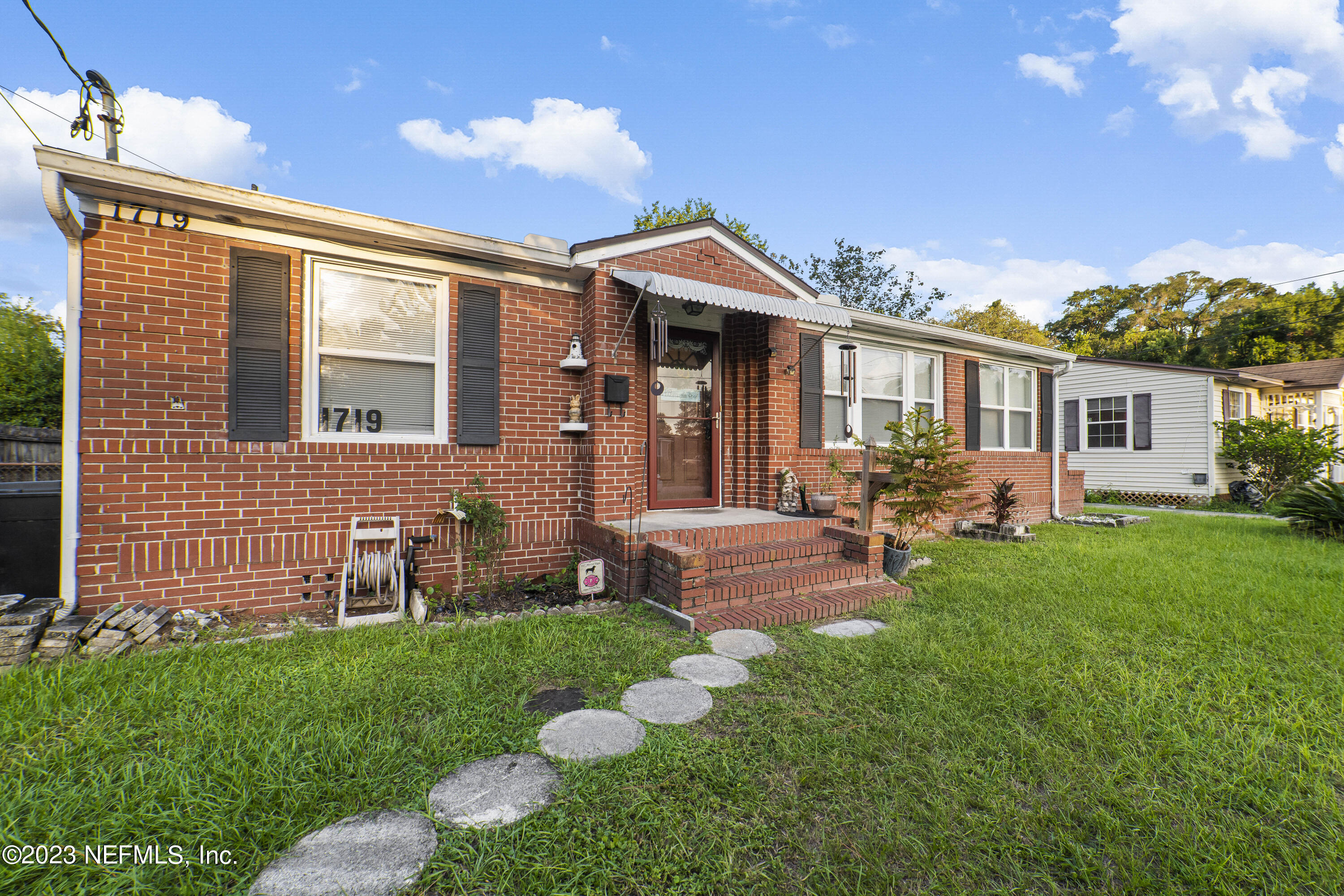 1719 Mayfair Road Jacksonville, FL 32207 - Photo 2 of 14 a backyard of a house with table and chairs