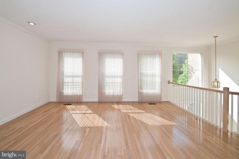 11500 Waterhaven Court Reston, VA 20190 - Photo 17 of 21 Living Room