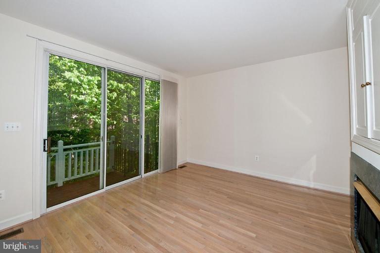 11500 Waterhaven Court Reston, VA 20190 - Photo 5 of 21 Family Room