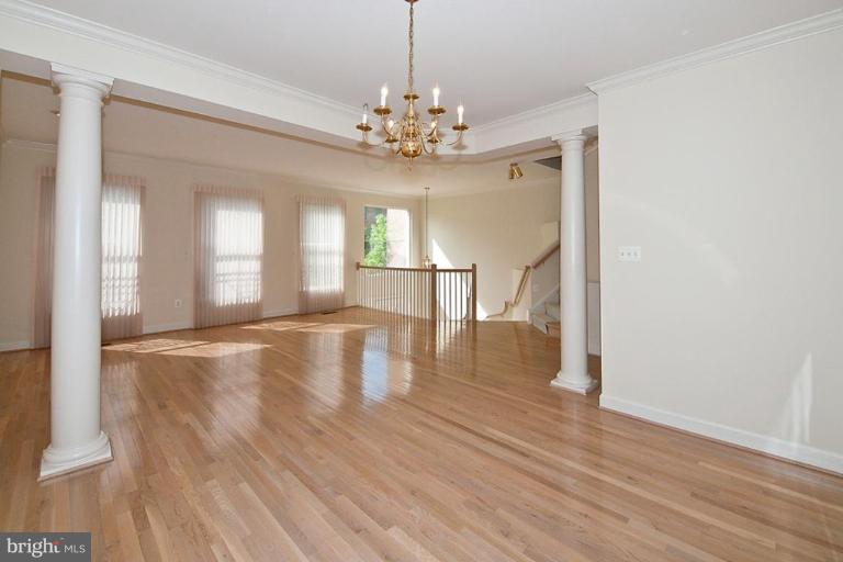 11500 Waterhaven Court Reston, VA 20190 - Photo 8 of 21 Living Room/Dining Room