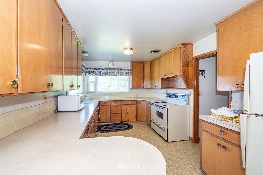 536 Brown Road East Chehalis, WA 98532 - Photo 11 of 38 a kitchen that has a sink and a stove