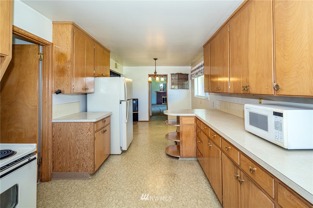 536 Brown Road East Chehalis, WA 98532 - Photo 12 of 38 a kitchen with a refrigerator a stove top oven and a cabinets