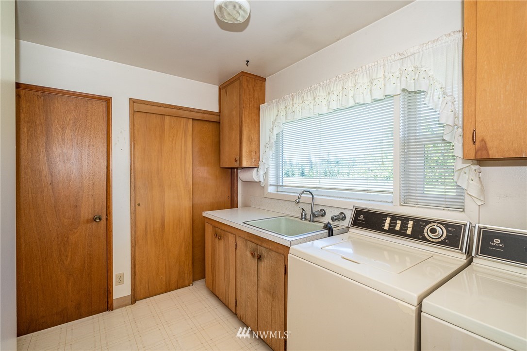 536 Brown Road East Chehalis, WA 98532 - Photo 14 of 38 a utility room with dryer and washer