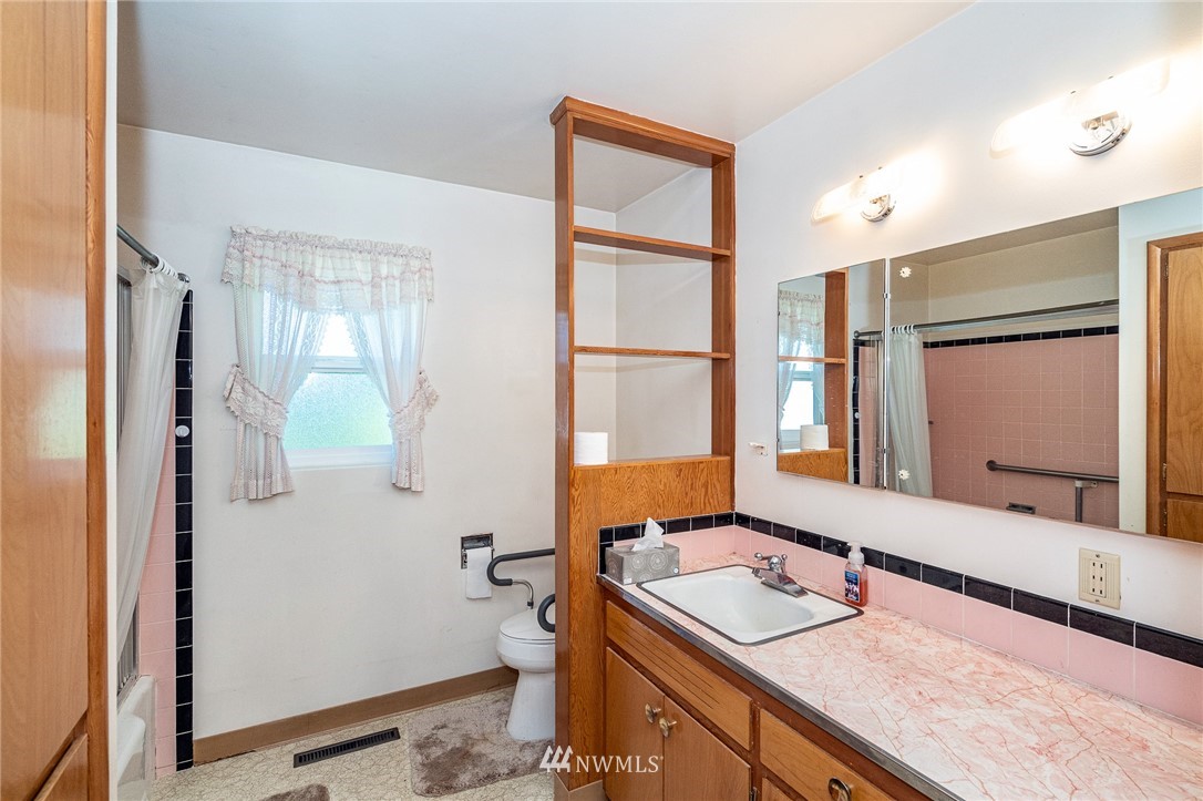 536 Brown Road East Chehalis, WA 98532 - Photo 16 of 38 a bathroom with a sink and a mirror