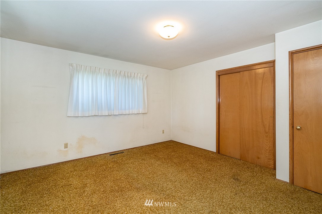 536 Brown Road East Chehalis, WA 98532 - Photo 17 of 38 an empty room with a window