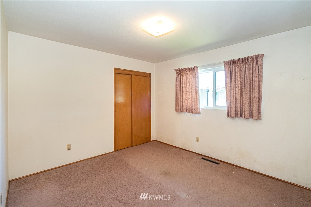 536 Brown Road East Chehalis, WA 98532 - Photo 18 of 38 an empty room with windows