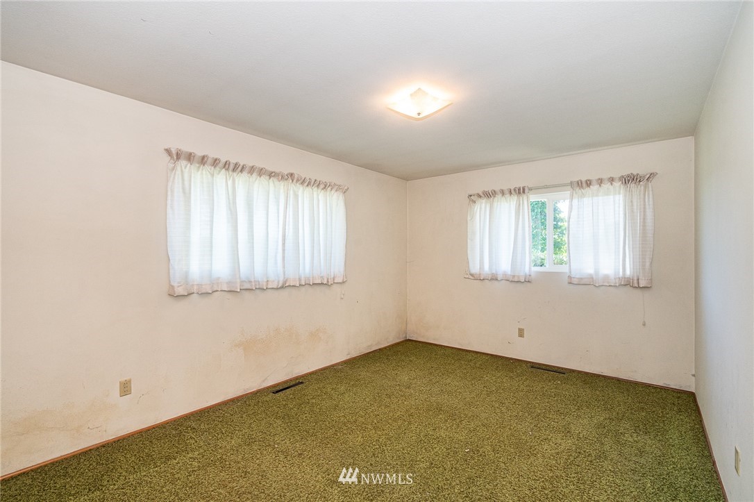 536 Brown Road East Chehalis, WA 98532 - Photo 19 of 38 a view of an empty room with a window