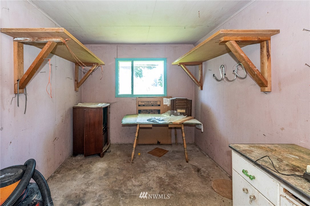 536 Brown Road East Chehalis, WA 98532 - Photo 22 of 38 a room that has a bed and a table in it