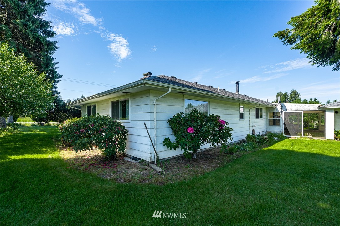 536 Brown Road East Chehalis, WA 98532 - Photo 23 of 38 a front view of a house with garden