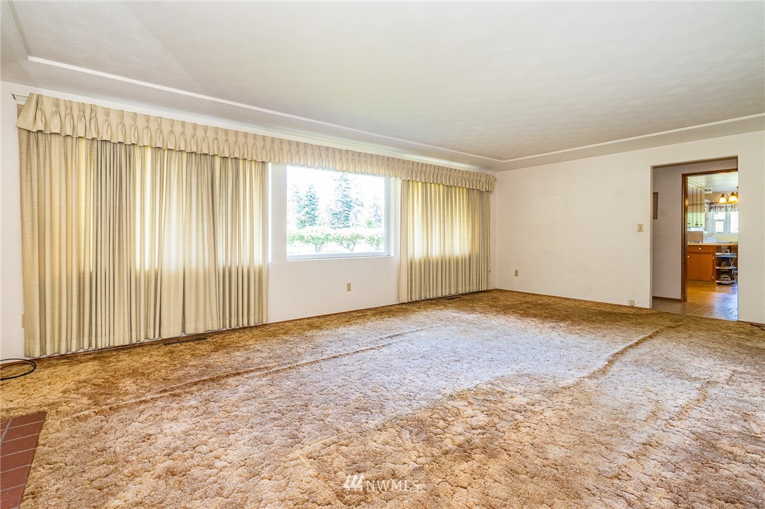536 Brown Road East Chehalis, WA 98532 - Photo 5 of 38 an empty room with a natural light