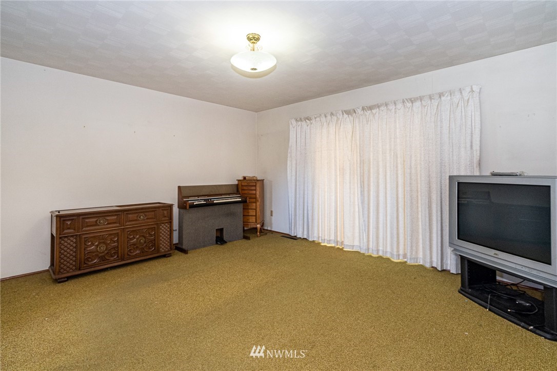 536 Brown Road East Chehalis, WA 98532 - Photo 6 of 38 a living room with furniture and a flat screen tv