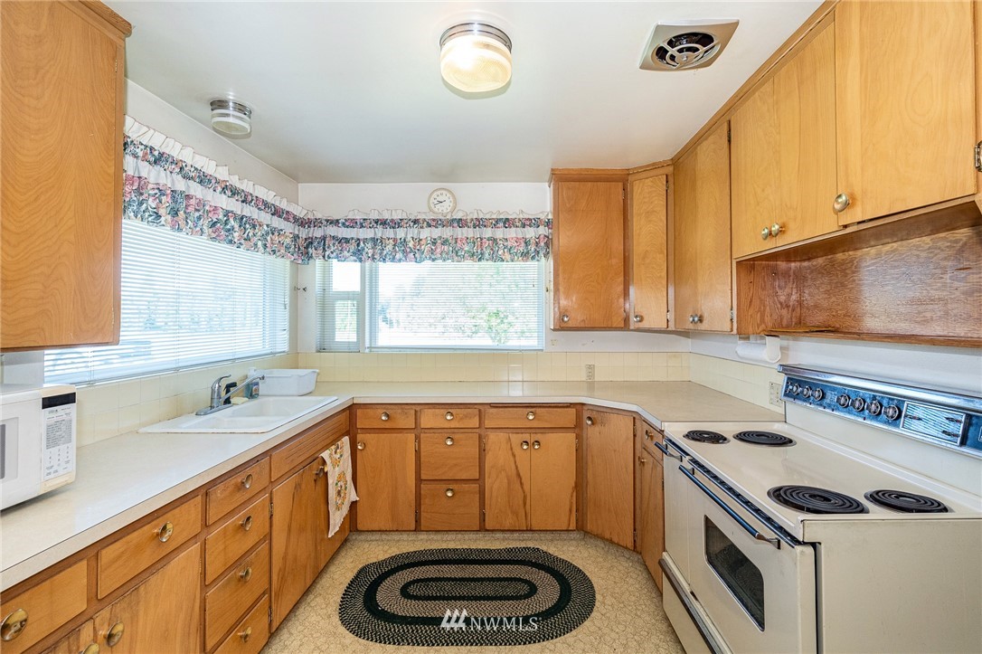 536 Brown Road East Chehalis, WA 98532 - Photo 9 of 38 a kitchen with a sink a stove cabinets and a window