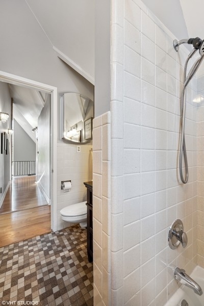 290 Poplar Street Winnetka, IL 60093 - Photo 40 of 55 a bathroom with a toilet and a shower