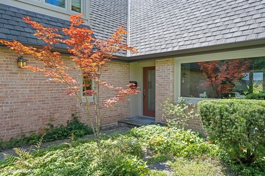 290 Poplar Street Winnetka, IL 60093 - Photo 4 of 55 a front view of a house with garden