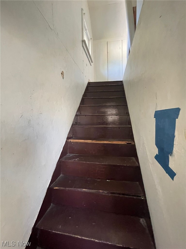 1493 Larchmont Road Cleveland, OH 44110 - Photo 21 of 30 View of stairs