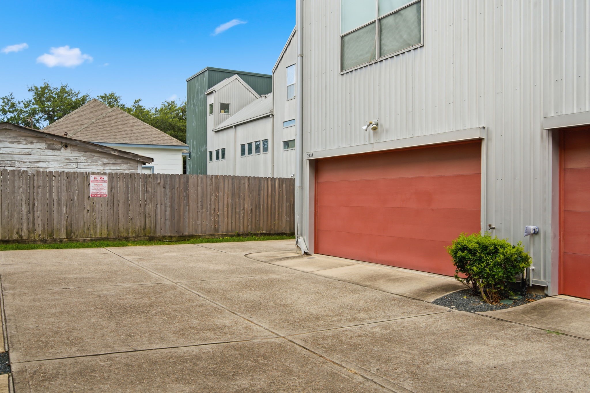 2934 Commerce Street Houston, TX 77003 - Photo 6 of 44 a view of an entrance to house