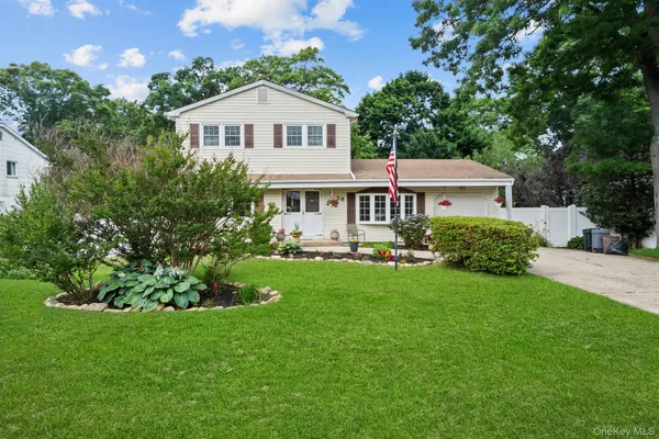 $675,000 | 38 Pamlico Avenue, Ronkonkoma, NY 11779