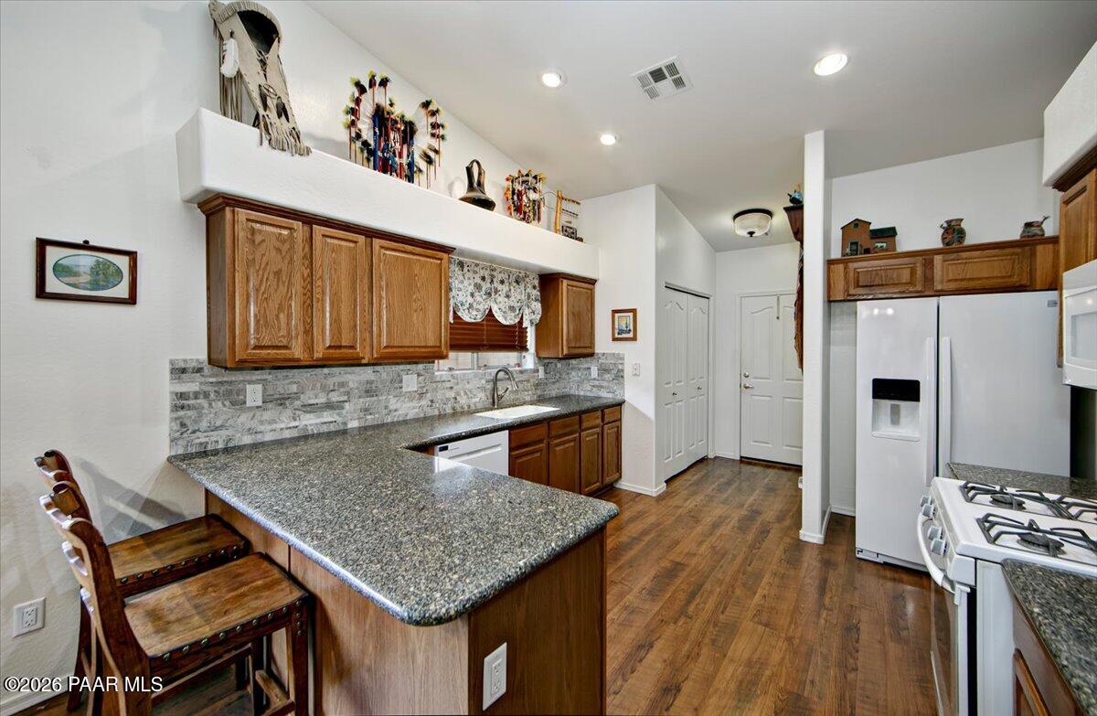 7915 North Sunset Ridge Prescott Valley, AZ 86315 - Photo 6 of 23 06-Kitchen