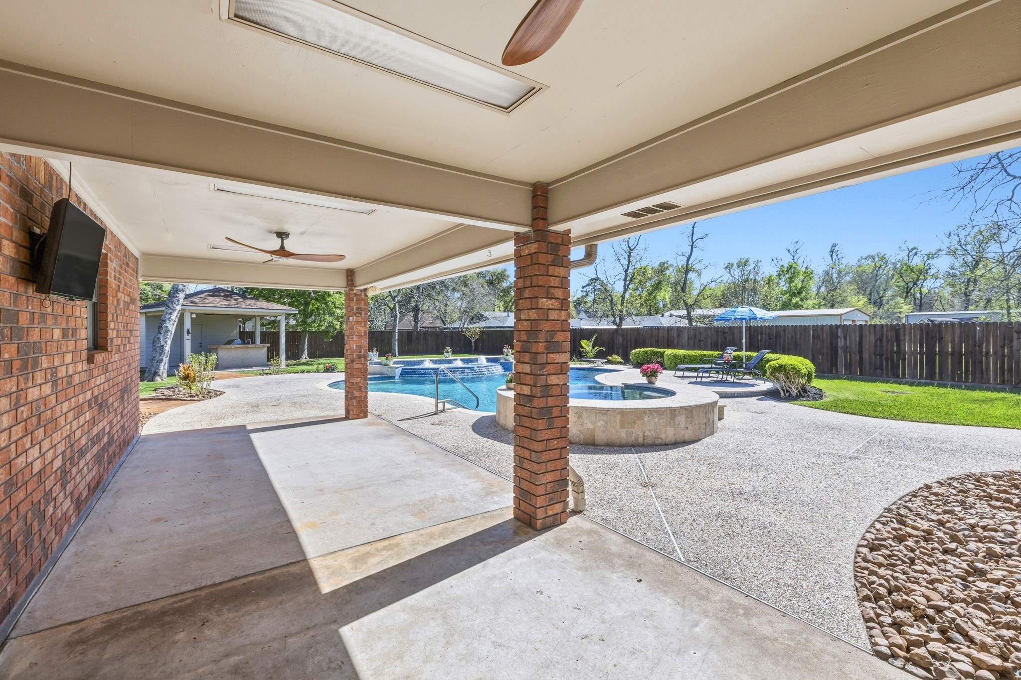 310 Pecan Loop Drive Baytown, TX 77523 - Photo 28 of 43 a view of a patio with a table and chairs