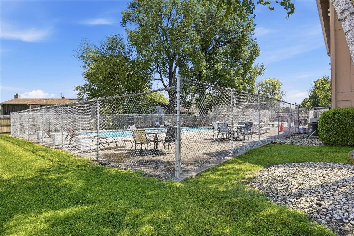 405 Old Stone Road, Unit E4 Munster, IN 46321 - Photo 19 of 25 1200x800
